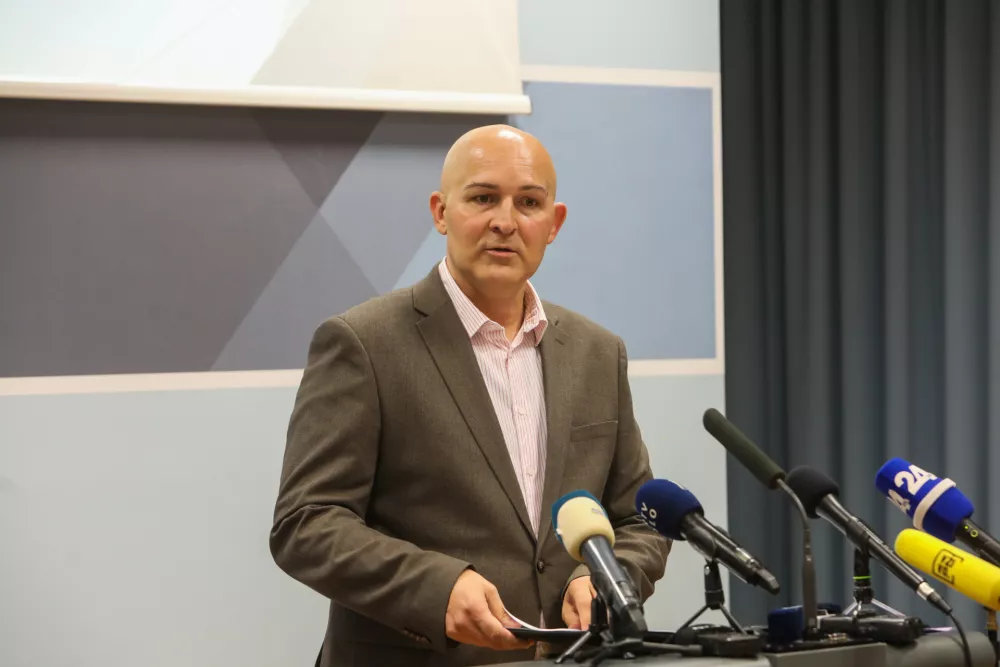 Od strankarskih podmladkov do starih sodelavcev: Komu zaupajo ministri?