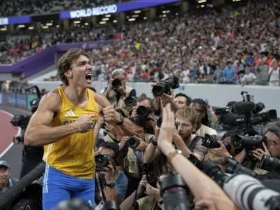 Sweden's Armand Duplantis celebrates after making a clearance to break the world record after winning gold in the men's pole vault final at the World Athletics Championships in Tokyo, Monday, Sept. 15, 2025. (AP Photo/Louise Delmotte)
