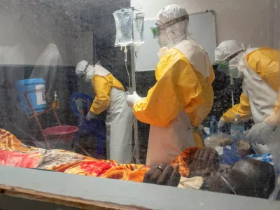 FILE PHOTO: Medecins Sans Frontieres (MSF) doctors treat a patient inside the Kitatumba Ebola treatment center, as aid agencies intensify efforts to contain a new Ebola outbreak involving the Bundibugyo species, in Butembo, North Kivu province, Democratic Republic of Congo, September 23, 2026. REUTERS/Gradel Muyisa Mumbere/File Photo