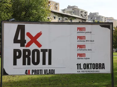 - 02.10.2026 - plakat 4x proti - referendum //FOTO: Jaka Gasar