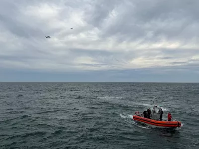US Coast Guard members search for people after it found debris from a medical transport aircraft off the shore of Massachusetts' Nantucket island, US, October 3, 2026.  US Coast Guard/Handout via REUTERS  THIS IMAGE HAS BEEN SUPPLIED BY A THIRD PARTY. MANDATORY CREDIT.   TPX IMAGES OF THE DAY