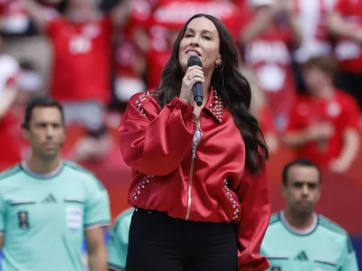 Alanis Morissette je prepevala na tekmi svetovnega nogometnega prvenstva 12. junija med domačo in njeno Kanada ter Bodno in Hercegovino. 