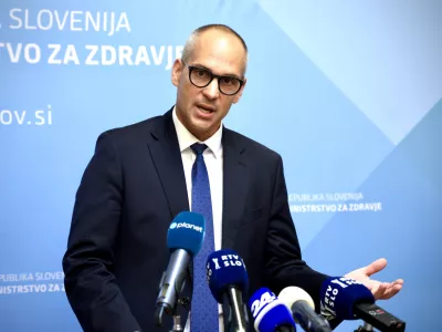 Ljubljana, ministrstvo za zdravje.Novinarska konferenca ministra za zdravje Tadeja Ostrca, na kateri je spregovoril o osnutku zakona o skladu RS za napredno zdravljenje redkih bolezni otrok ter uredbi o spremembah in dopolnitvah uredbe o programih storitev obveznega zdravstvenega zavarovanja, zmogljivostih, potrebnih za njegovo izvajanje, in obsegu sredstev za leto 2026.
