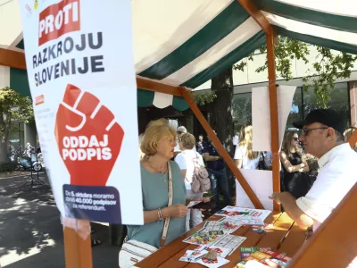 1.9.2026 - referendum - predstavniki sindikatov bodo oddali svoje podpise v podporo referendumu o zakonu o interventnih ukrepih za razvoj Slovenije; pred stavbo upravne enote Ljubljana, Linhartova cestaFoto: Luka Cjuha
