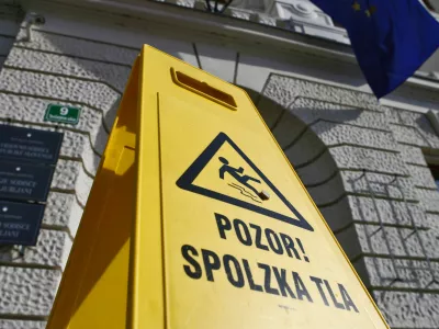 simbolična fotografija - opozorilna tabla - pozor spolzka tla - Vrhovno sodi&scaron;če Republike Slovenije - Vi&scaron;je in Okrožno sodi&scaron;če v Ljubljani, Tavčarjeva ulica 9, stavba - - pravosodje - pravo - pravičnost - pravica - pravni sistem - tožilstvo - sodna oblast - sodi&scaron;ča - //FOTO: Bojan Velikonja