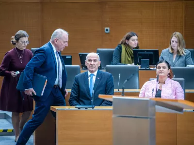 Nova taktika: kaj je v ozadju napovedanega referenduma o javnem sektorju?