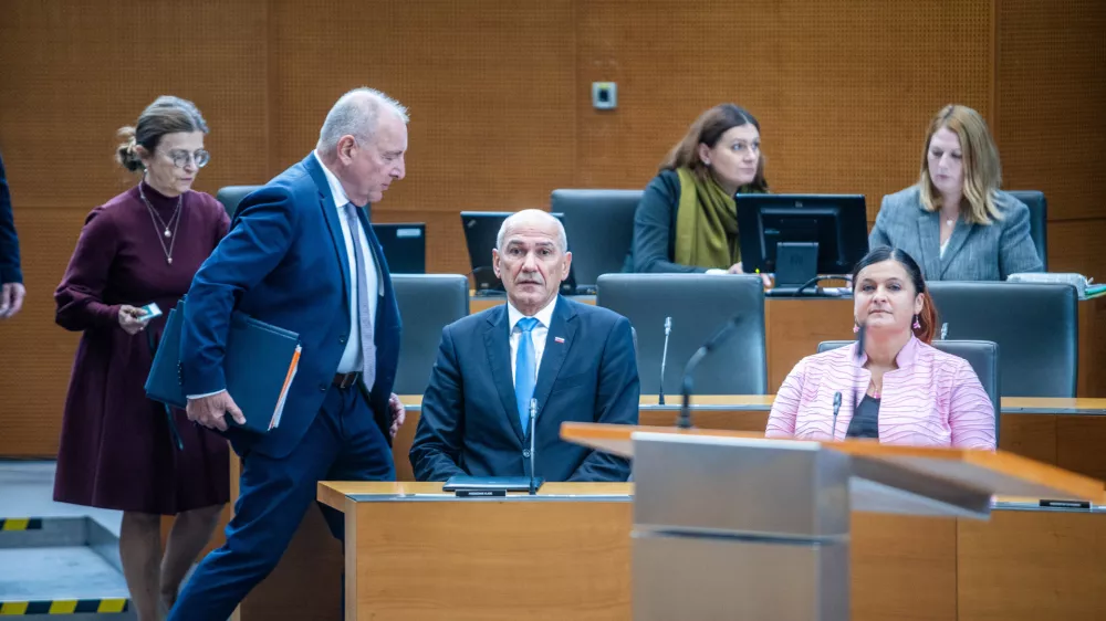 Nova taktika: kaj je v ozadju napovedanega referenduma o javnem sektorju?
