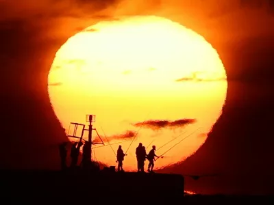 People fish off the harbour wall at sunrise whilst warm Autumn weather continues, as Britain's Environment Agency stated that areas of England remain in drought status, in Hastings, southern Britain, October 5, 2026. REUTERS/Toby Melville   TPX IMAGES OF THE DAY / Foto: Toby Melville