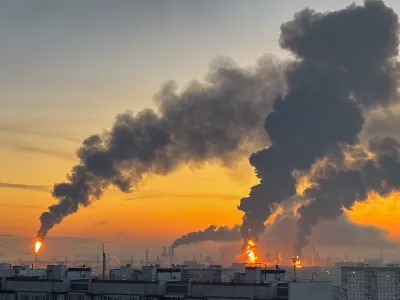 FILE PHOTO: Plumes of smoke rise from fires (right) at an oil refinery following what the authorities say is a Ukrainian drone strike in the course of the Russia-Ukraine conflict, in Moscow, Russia, September, 20, 2026. REUTERS/Stringer/File Photo