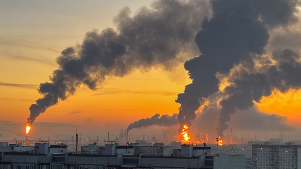 FILE PHOTO: Plumes of smoke rise from fires (right) at an oil refinery following what the authorities say is a Ukrainian drone strike in the course of the Russia-Ukraine conflict, in Moscow, Russia, September, 20, 2026. REUTERS/Stringer/File Photo