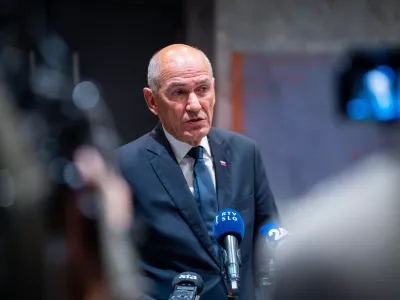 Ljubljana, DZ.Zadnji dan redne seje DZ, na kateri je na poslanska vprasanja odgovarjal predsednik vlade Janez Jansa.Izjava za medije predsednika vlade Janeza Janse.