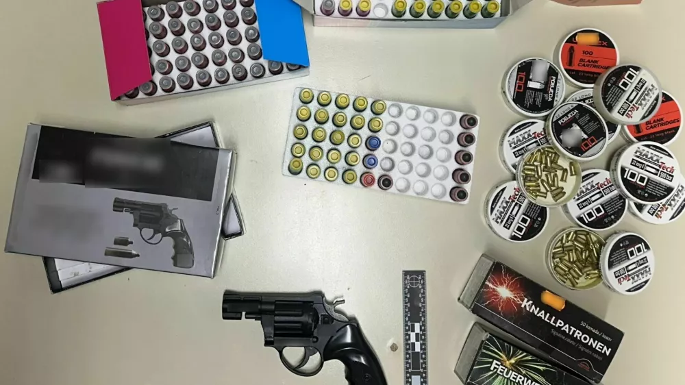 Policisti so mo&scaron;kemu zasegli pi&scaron;tolo in okoli 300 kosov pirotehnike. 