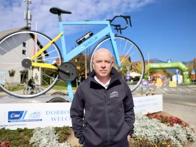 Anthony McCrossan, kolesarski novinar, reporter in napovedovalec: Slovenski navijači so mu posku&scaron;ali izmakniti mikrofon
