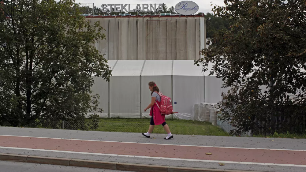 V Steklarni Roga&scaron;ka zanikajo verižno odpu&scaron;čanje, primer preiskuje in&scaron;pektorat