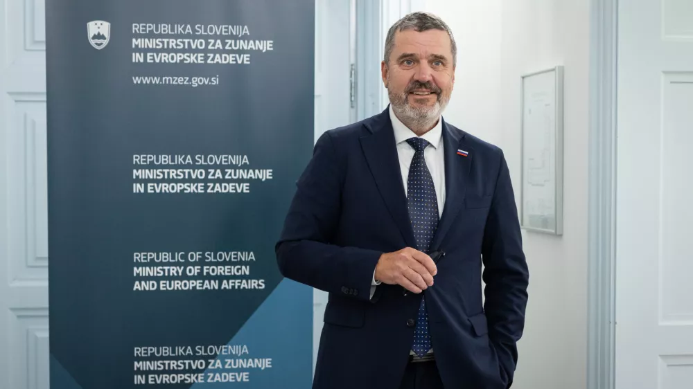 Ljubljana, MZEZ.Minister za zunanje in evropske zadeve Tone Kajzer je vodil prvo zasedanje strateskega sveta v svojem mandatu, na katerem so razpravljali o prenovi zunanjepoliticne strategije Slovenije.