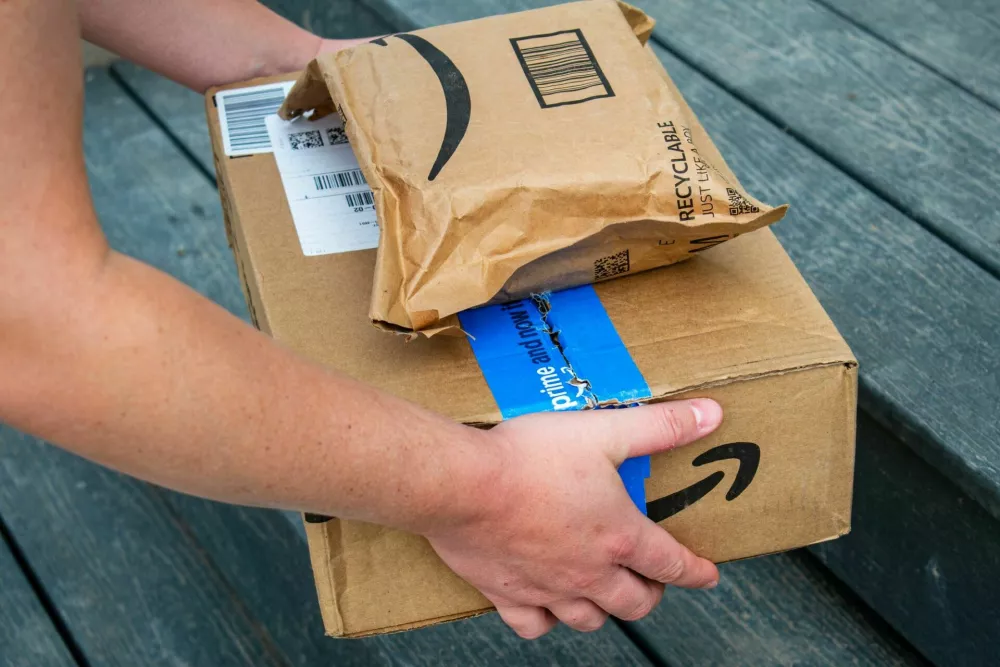 San Francisco, CA, USA &ndash; May 24, 2025: An Amazon delivery worker places Amazon Prime packages on the doorstep of a residence in San Francisco during a routine delivery. / Foto: Charles-mcclintock Wilson