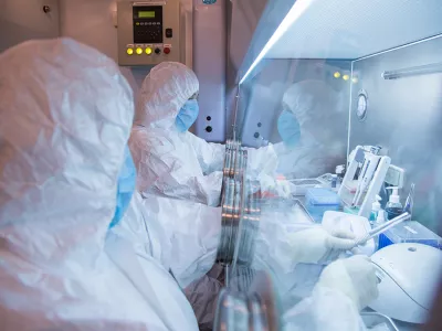 This undated photo released in 2019 by the Irkutsk Anti-Plague Research Institute of Siberia and Far East, shows the institute workers in a lab. (The Irkutsk Anti-Plague Research Institute of Siberia and Far East via AP) ADDITION: adding photo was released in 2019 / Foto: 