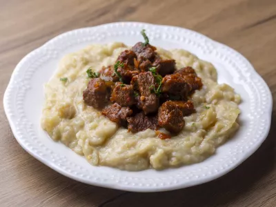Turkish Food Hunkar Begendi made with Eggplant and Meat. / Foto: Esin Deniz