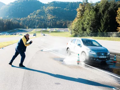 Najbolj zanimivo je za večino spoznavanje z obna&scaron;anjem avtomobila na spolzki podlagi. / Foto: Zavarovalnica Triglav