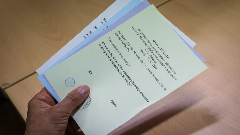 Ljubljana, prostori MOL.Predcasno glasovanje za zakonodajni referendum o noveli zakona o parlamentarni preiskavi ter tri posvetovalne referendume - o ukinitvi obveznega placevanja prispevka za Radiotelevizijo Slovenija, o pogojevanju pravice do denarne socialne pomoci z aktivnim vkljucevanjem delovno sposobnih upravicencev v druzbenokoristna dela ter o volilni pravici na lokalnih volitvah. 