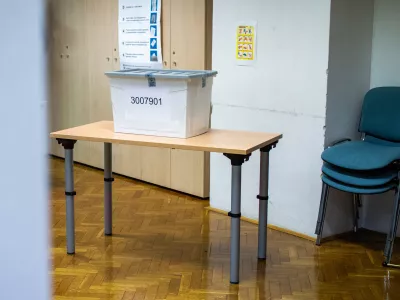 Ljubljana, prostori MOL.Predcasno glasovanje za zakonodajni referendum o noveli zakona o parlamentarni preiskavi ter tri posvetovalne referendume - o ukinitvi obveznega placevanja prispevka za Radiotelevizijo Slovenija, o pogojevanju pravice do denarne socialne pomoci z aktivnim vkljucevanjem delovno sposobnih upravicencev v druzbenokoristna dela ter o volilni pravici na lokalnih volitvah.