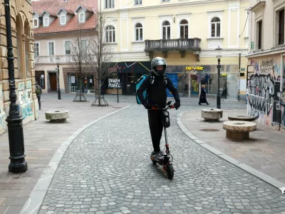 Do žrtve na e-skiroju, torbico iztrgajo in izginejo: nov modus operandi uličnih tatov