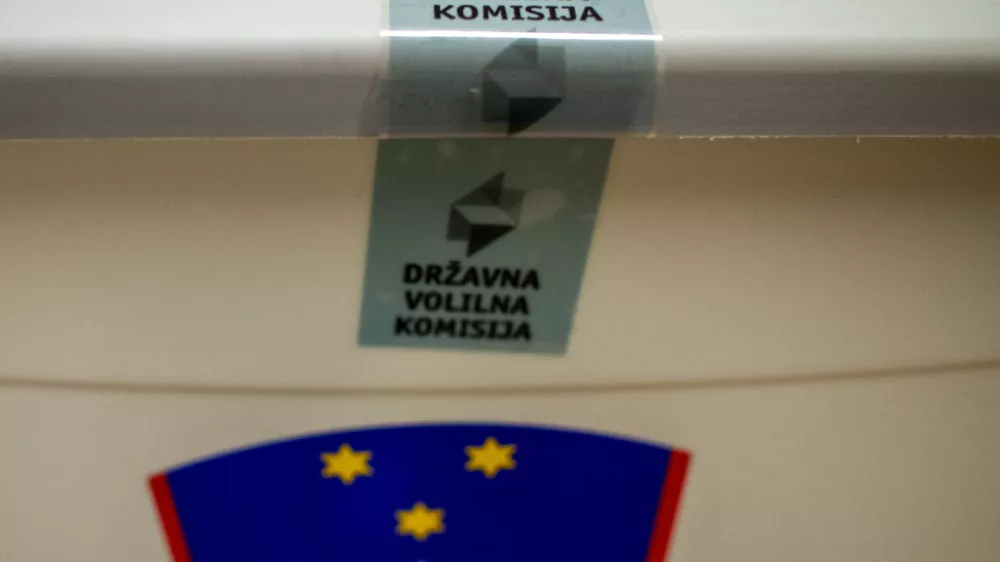 Ljubljana, prostori MOL.Predcasno glasovanje za zakonodajni referendum o noveli zakona o parlamentarni preiskavi ter tri posvetovalne referendume - o ukinitvi obveznega placevanja prispevka za Radiotelevizijo Slovenija, o pogojevanju pravice do denarne socialne pomoci z aktivnim vkljucevanjem delovno sposobnih upravicencev v druzbenokoristna dela ter o volilni pravici na lokalnih volitvah.
