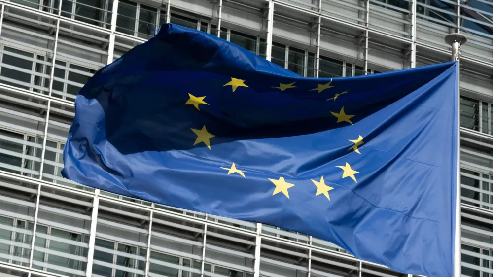 FILED - 02 April 2025, Belgium, Brussels: A European Union flag flies in the wind in front of the Berlaymont building, the seat of the European Commission. The European Commission on Wednesday imposed fines on Apple and Meta totalling &middot;700 million ($796.7 million), accusing them of violating EU legislation on digital markets Photo: Anna Ross/dpa