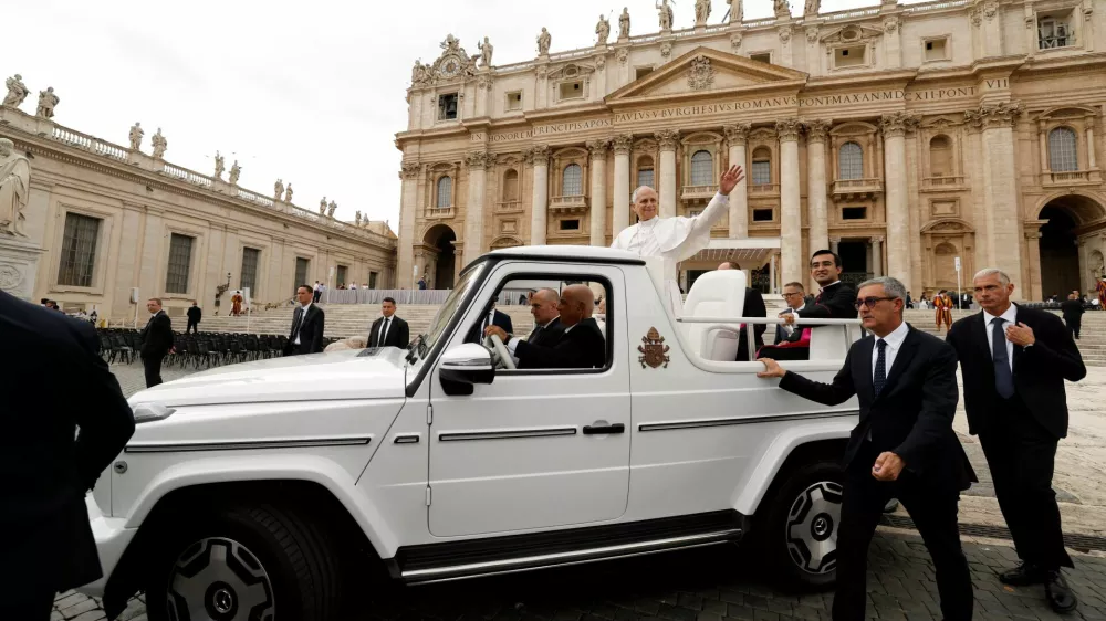 Pope Leo waves to faithful from his Popemobile as he leaves following the weekly general audience in St. Peter's Square at the Vatican, October 7, 2026. REUTERS/Remo Casilli