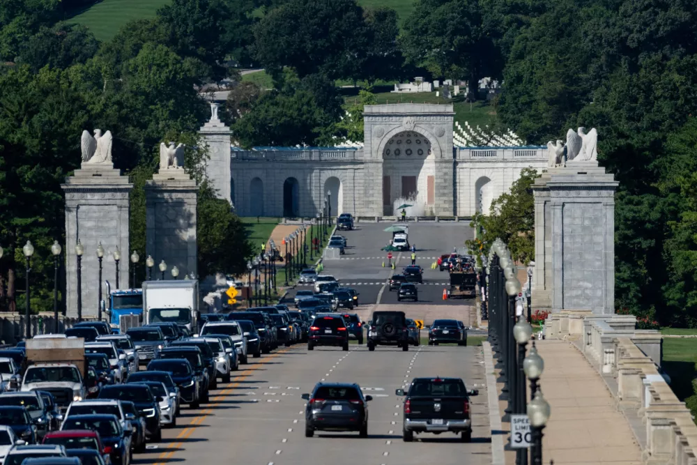 FILE PHOTO: Vehicles drive past along the Memorial Bridge near Memorial Circle in Arlington, Virginia, the proposed site for U.S. President Donald Trump's "Triumphal Arch", seen from the Lincoln Memorial in Washington, D.C., U.S., September 8, 2026. REUTERS/Eric Lee/File Photo