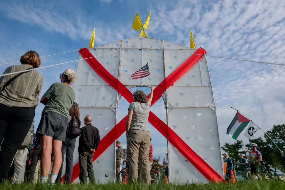 Demonstrators protest US President Donald Trump's proposed triumphal arch at its planned site in Memorial Circle in Washington, D.C., US, October 1, 2026. REUTERS/Kylie Cooper  TPX IMAGES OF THE DAY
