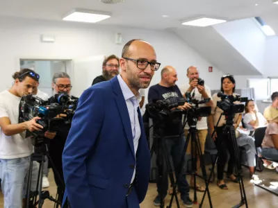 - Luka Steiner, predsednik Smučarske zveze Slovenije,- 07.09.2026. - Tiskovna konferenca smučarjev in smučark skakalk pred začetkom sezone v smučarskih skokih in poletih.
