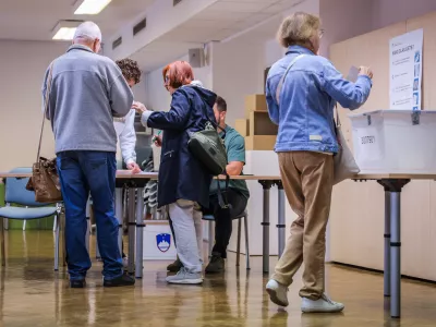 Ljubljana, prostori MOL.Predcasno glasovanje za zakonodajni referendum o noveli zakona o parlamentarni preiskavi ter tri posvetovalne referendume - o ukinitvi obveznega placevanja prispevka za Radiotelevizijo Slovenija, o pogojevanju pravice do denarne socialne pomoci z aktivnim vkljucevanjem delovno sposobnih upravicencev v druzbenokoristna dela ter o volilni pravici na lokalnih volitvah. 