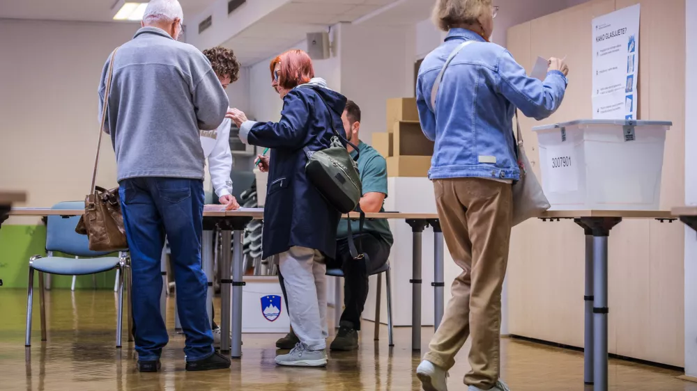 Ljubljana, prostori MOL.Predcasno glasovanje za zakonodajni referendum o noveli zakona o parlamentarni preiskavi ter tri posvetovalne referendume - o ukinitvi obveznega placevanja prispevka za Radiotelevizijo Slovenija, o pogojevanju pravice do denarne socialne pomoci z aktivnim vkljucevanjem delovno sposobnih upravicencev v druzbenokoristna dela ter o volilni pravici na lokalnih volitvah. 