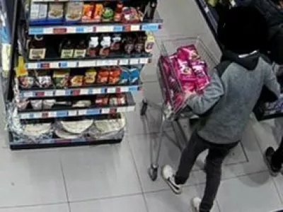 23-letnik je v trgovinah najraje kradel suhomesnate izdelke in žganje. S kaznivimi dejanji je podpiral svojo odvisnost od drog. 