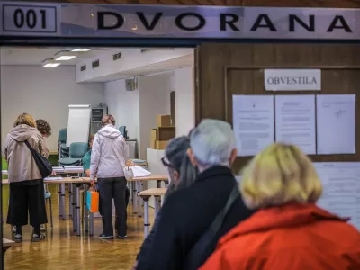 Ljubljana, prostori MOL.Predcasno glasovanje za zakonodajni referendum o noveli zakona o parlamentarni preiskavi ter tri posvetovalne referendume - o ukinitvi obveznega placevanja prispevka za Radiotelevizijo Slovenija, o pogojevanju pravice do denarne socialne pomoci z aktivnim vkljucevanjem delovno sposobnih upravicencev v druzbenokoristna dela ter o volilni pravici na lokalnih volitvah. 