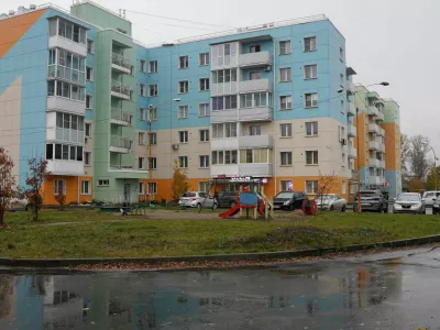 Cars stand in the courtyard of a residential building in the town of Shelekhov in the Irkutsk region, Russia, October 6, 2026. REUTERS/Stringer