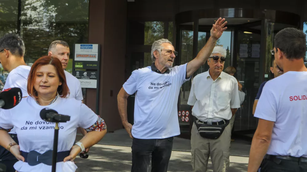Branimir &Scaron;trukelj1.9.2026 - referendum - predstavniki sindikatov bodo oddali svoje podpise v podporo referendumu o zakonu o interventnih ukrepih za razvoj Slovenije; pred stavbo upravne enote Ljubljana, Linhartova cestaFoto: Luka Cjuha