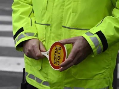 - preizkus alkoholiziranosti - alkotest, alkohol v prometu, policija - 06.12.2022 - policisti Postaje prometne policije Ljubljana vr&scaron;ili postopke preizkusov alkoholiziranosti voznikov v prometu na Kotnikovi ulici pred poslopjem Agencije za varnost prometa - //FOTO: Nik Erik Neubauer