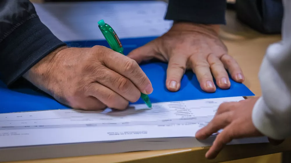Ljubljana, prostori MOL.Predcasno glasovanje za zakonodajni referendum o noveli zakona o parlamentarni preiskavi ter tri posvetovalne referendume - o ukinitvi obveznega placevanja prispevka za Radiotelevizijo Slovenija, o pogojevanju pravice do denarne socialne pomoci z aktivnim vkljucevanjem delovno sposobnih upravicencev v druzbenokoristna dela ter o volilni pravici na lokalnih volitvah.
