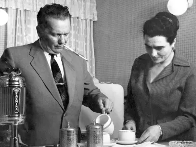 Na nedatovan&eacute;m sn&iacute;mku si jugosl&aacute;vsk&yacute; prezident Josip Broz Tito a Jovanka Brozov&aacute; připravuj&iacute; k&aacute;vu.,Image: 670240090, License: Rights-managed, Restrictions:, Model Release: no 