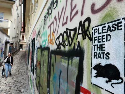 &raquo;Niti teden ni minil, pa se je na fasadi že pojavil napis&laquo;: Za prenovo plačal 15 tisočakov, zdaj nemočen opazuje grafite