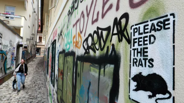&raquo;Niti teden ni minil, pa se je na fasadi že pojavil napis&laquo;: Za prenovo plačal 15 tisočakov, zdaj nemočen opazuje grafite
