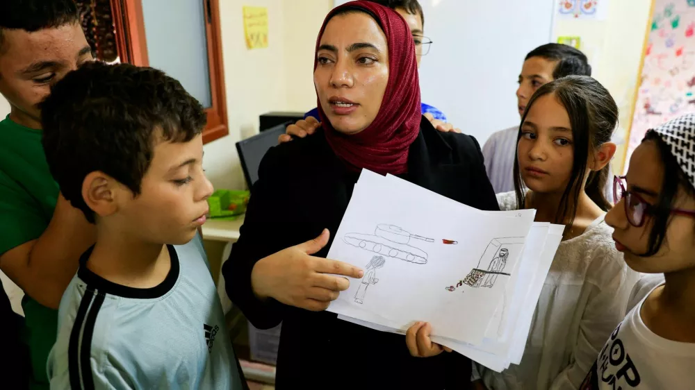 Palestinian artist and founder of Rommana, Sarah abu Madi, speaks to children at her studio in Hebron, in the Israeli-occupied West Bank, September 22, 2026. REUTERS/Mussa Qawasma  TPX IMAGES OF THE DAY / Foto: Mussa Qawasma