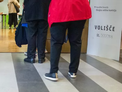 Ljubljana, prostori MOL.Predcasno glasovanje za zakonodajni referendum o noveli zakona o parlamentarni preiskavi ter tri posvetovalne referendume - o ukinitvi obveznega placevanja prispevka za Radiotelevizijo Slovenija, o pogojevanju pravice do denarne socialne pomoci z aktivnim vkljucevanjem delovno sposobnih upravicencev v druzbenokoristna dela ter o volilni pravici na lokalnih volitvah.