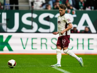 Augsburg's Robin Fellhauer scores his side's opening goal during the German Bundesliga soccer match between FC Augsburg and FC Bayern Munich in Augsburg, Germany, Oct. 10, 2026. (AP Photo/Matthias Schrader)