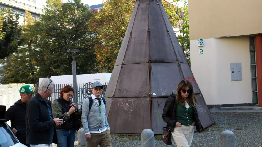 Neptunov vodnjak v sredi&scaron;ču Ljubljane ne deluje, odgovornost za vzdrževanje ostaja odprta