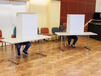 Radomlje, Kulturni dom.V Sloveniji poteka glasovanje na zakonodajnem referendumu o noveli zakona o parlamentarni preiskavi ter treh posvetovalnih referendumih.