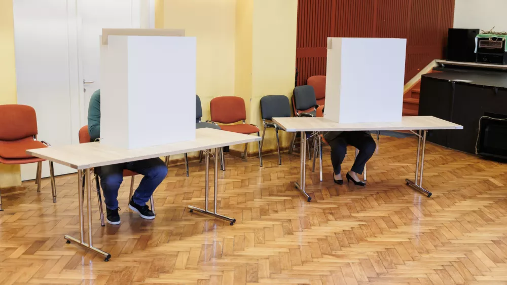 Radomlje, Kulturni dom.V Sloveniji poteka glasovanje na zakonodajnem referendumu o noveli zakona o parlamentarni preiskavi ter treh posvetovalnih referendumih.