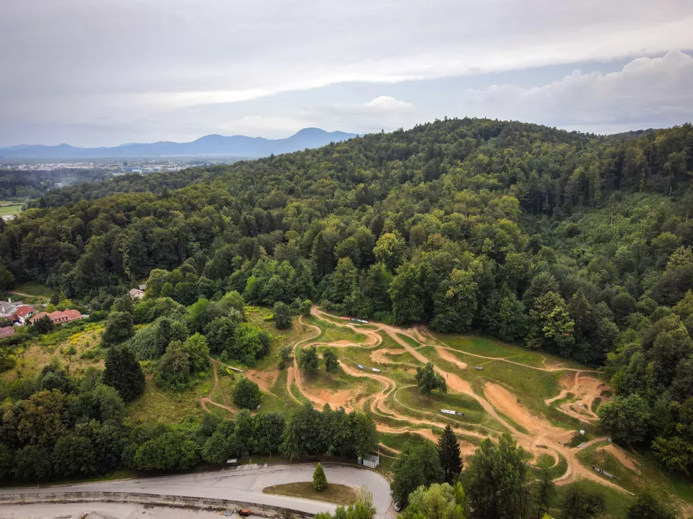 Ljubljana bo kupila &scaron;est hektarjev za nordijski center, ki ga morda &scaron;e dolgo ne bo